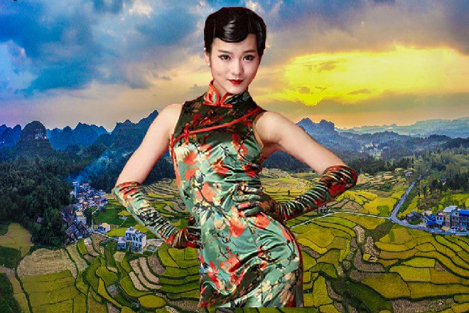 伊轩没有任何的动作，任凭手雷落到他身前，随后爆炸