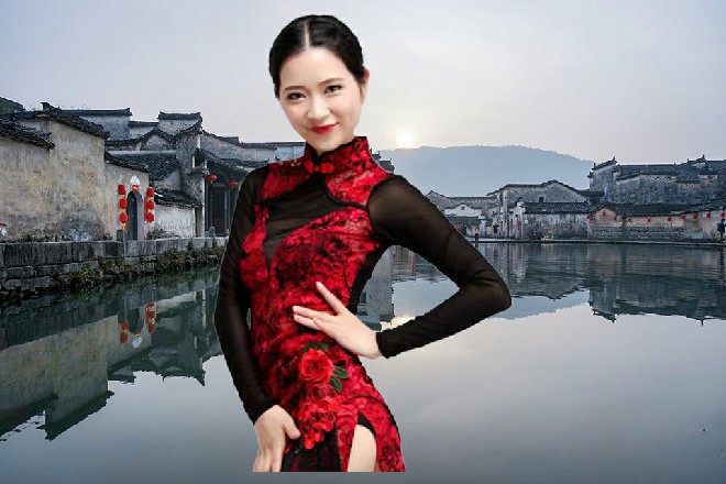 她一伸手，身后立刻出现了一座人形铁棺，里面都是铁荆棘