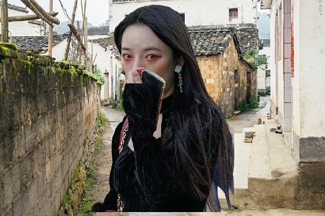 左京华快窒息了，这骷髅怎么会动的，而且力气这么大