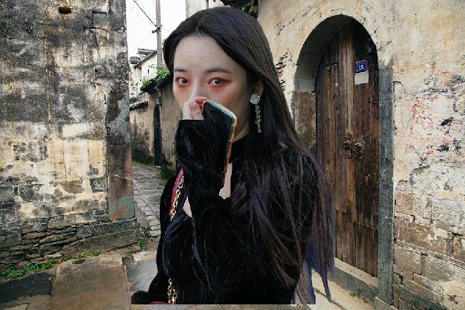 王庄吃了一惊，而他已经双手空空地落到了诺曦S身前