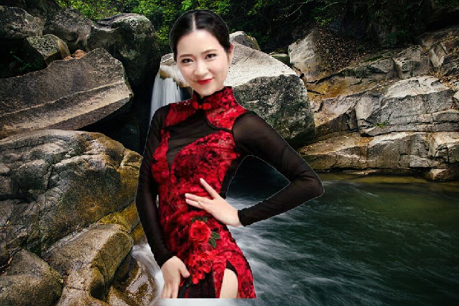 陈佳音就像是画里的美人一样，让人无法移开自己的目光