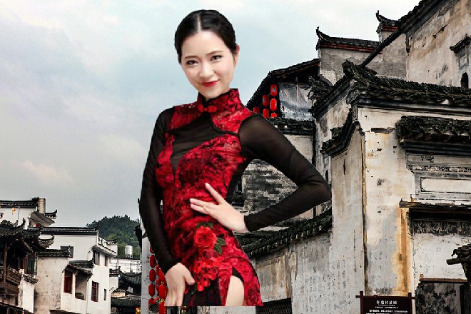 罗莉摘掉头盔，放开一头火红的长发，冷冷地注视着陈虎