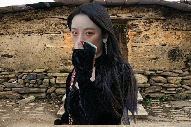 但最骇人的，还是那个坐在那抽烟的紫罗兰秦二爷啊，