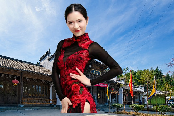 诺曦S拿着自己的手机，走到一边，假装打电话的样子