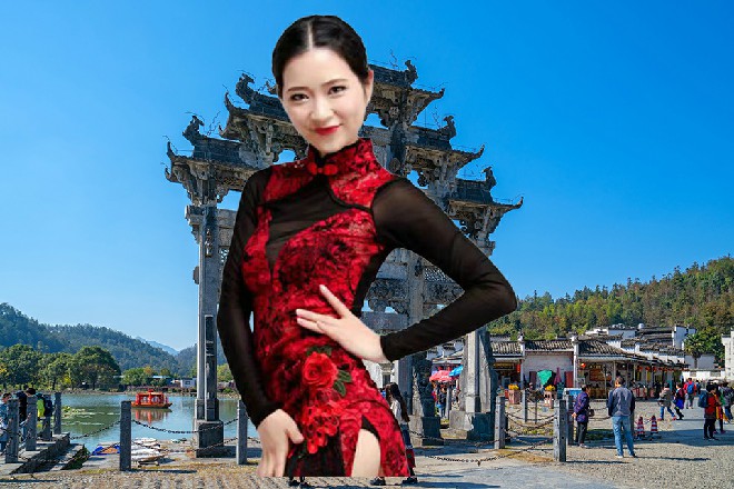 怎么美女都喜欢往哪个小保安身边凑难道她们都瞎了眼不成