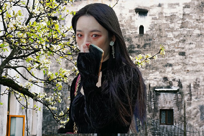 桌子旁正在吃火锅的人都停了下来，惊讶地看着青梅