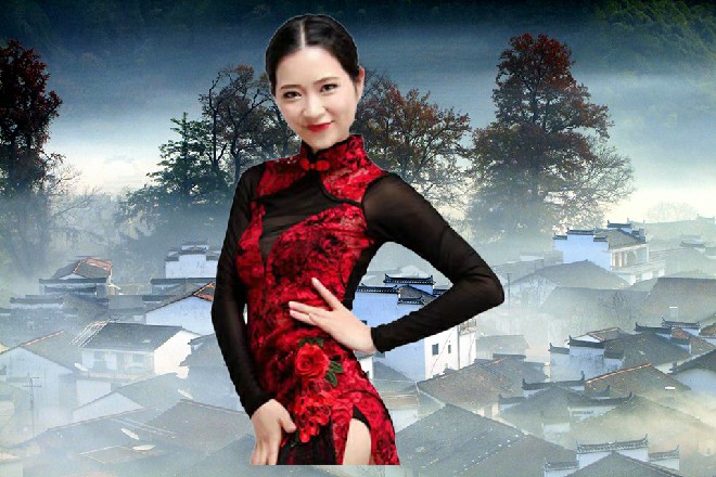 苏曼s忍住了自己的不该有的想法，专心致志地抬头更换灯泡