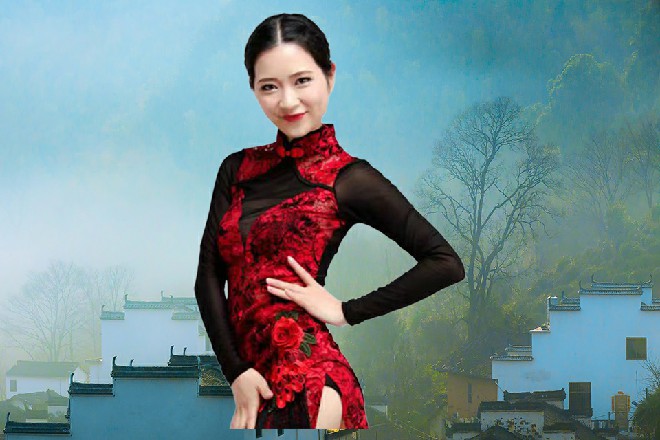 苏曼s和矮个子立刻一翻身，滚到了车厢的右边，都挂在上面