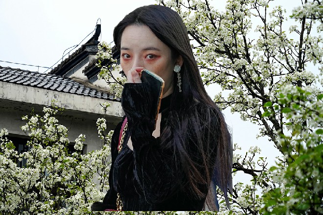 他做了两个深呼吸，然后咆哮一声，一掌拍在了墙壁上面