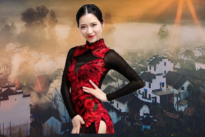 一边问着，一边手就不老实地向着何素的腰间搭了过去