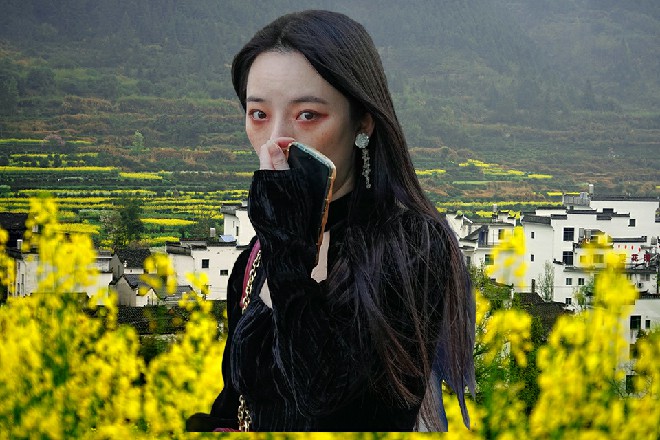 因为上衣坏了，他干脆把上衣彻底扯碎人，扔到一边
