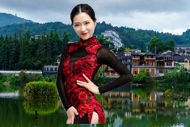 他虚晃一枪，逼开了金大衣，然后直接纵身扑进了塔中