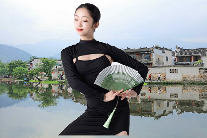 这位女总裁此时坐在若依的面前，面色比往日多了些憔悴