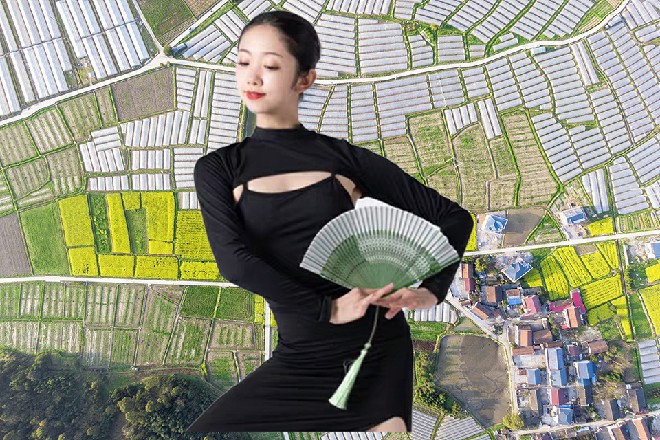 而这时候，美女低下头来，和自己的目光撞到了一起