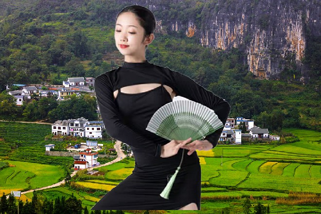 苏曼s指着自己说道：以后我就是您的同事了，还请多多关照呀