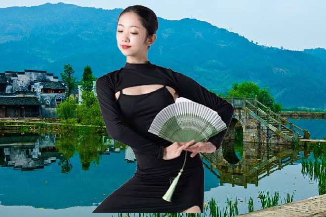 亚瑟王领着若依走了进去，站在了那座废弃的电梯前面