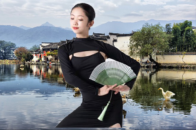 两个人吃完了西餐，红色妖姬把苗甜送回家中，这才折回了别墅