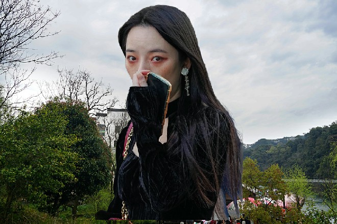 苏曼s吐了一口烟雾，然后看着王玥，眼中有一种说不出的东西