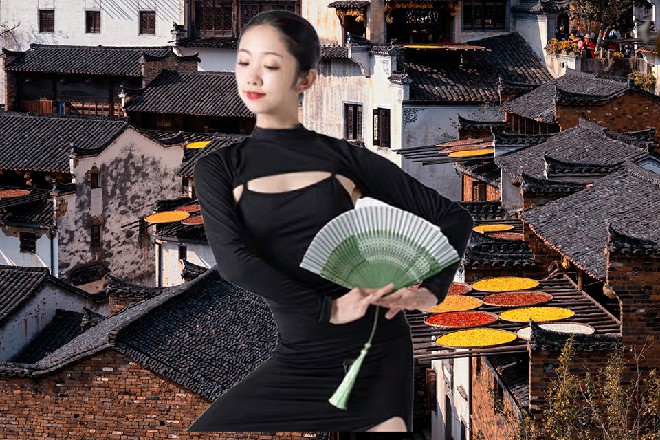 罗芙一直在盘腿打坐，努力让自己遗忘掉在生理上的需求