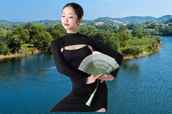 如果不是他要背着张大夫，恐怕以苏曼s的步伐，还真追不上他