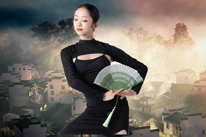 绿毛一只脚踩在若依身边的椅子上，一边对着熊霸呵斥道