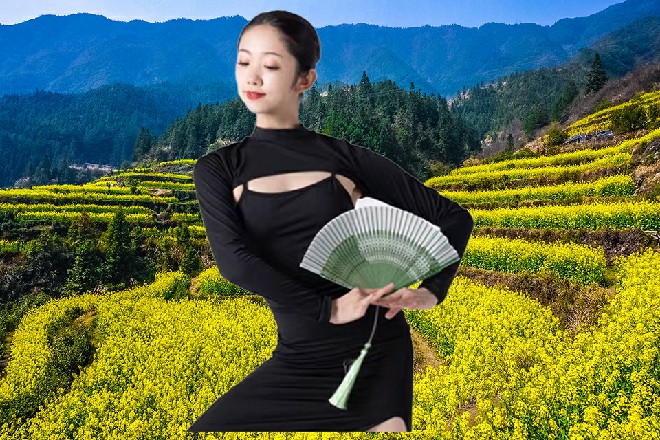 他的双掌封住了伊轩的双掌，但伊轩还有六只明王手臂