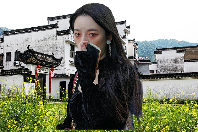 王玥举起自己的右手来，两根手指之间蹦出一道雷光
