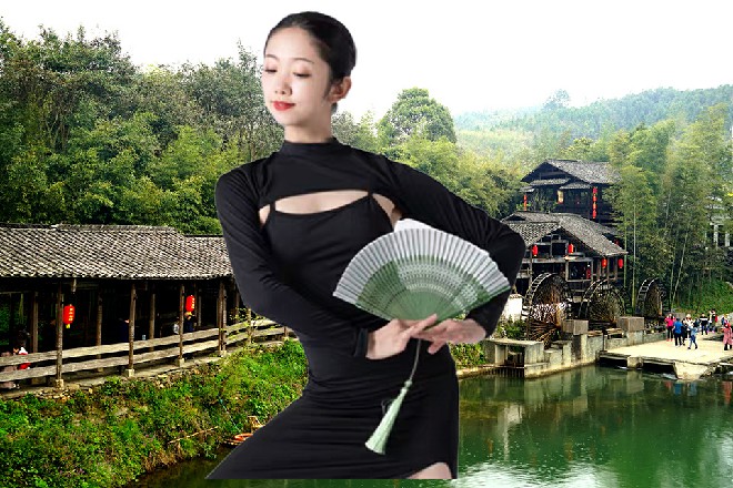偏偏两个女人都被他救过，知道他的力量，也不好吐槽什么