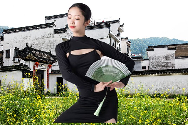 苏曼s接过来之后，对法医道了声感谢，然后拉着罗莉转身就走