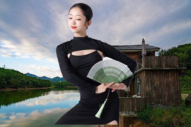 周围的高楼大厦不见了，他发现自己现在站在一个水潭当中