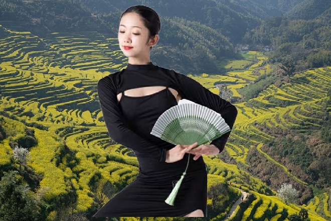 他倒退出去几步，捂着自己受伤的右臂，眼中闪过一抹震惊