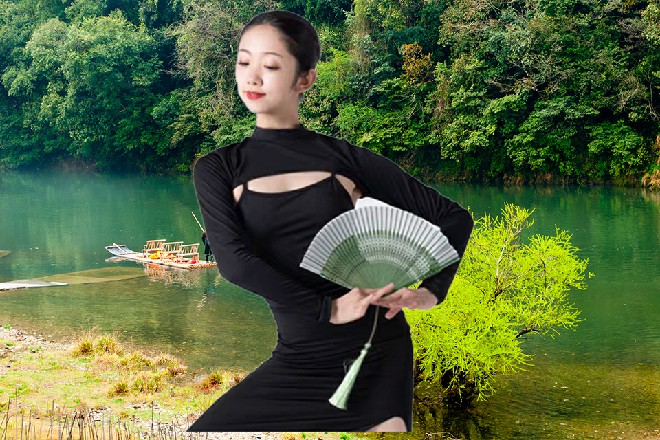 苏曼s伸出右手来，直接攥住了美杜莎的脖子，让她无法呼吸