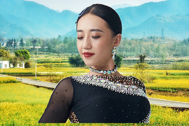 Abb不敢怠慢，连忙还手，两个人顿时打在了一起