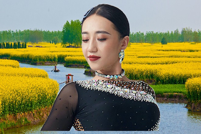 但就在这时候，旁边走过来一个人来，直接抢到了苏曼s的前面