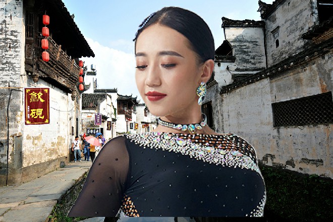 大妈屁颠屁颠地去打电话了，而苏曼s却有些怀疑地看着天道