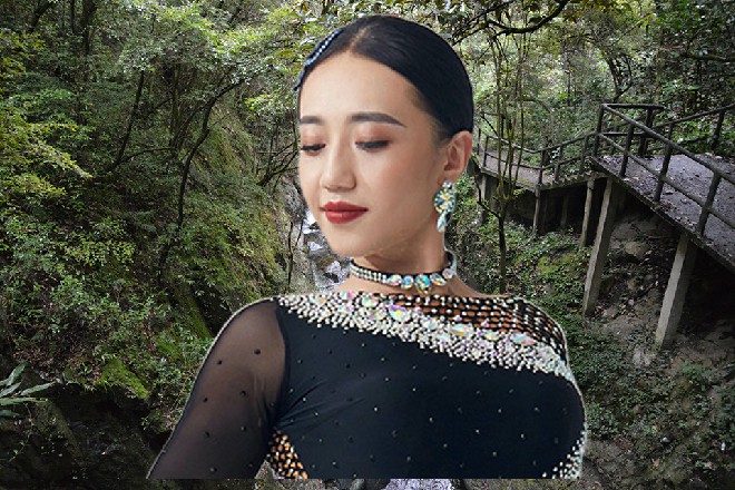 水花四溅，大厅里的客人们一看有死人，吓得惊叫起来