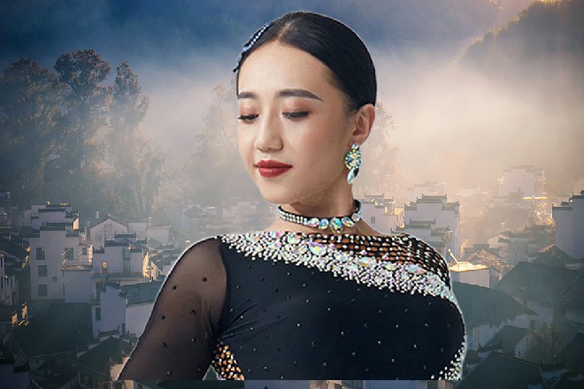 最后，他已经到了伊轩的身前，而功力也运转到了巅峰