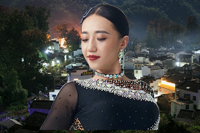 诺曦S喝了一口杯中的红酒，然后把脚搭在了桌子上面