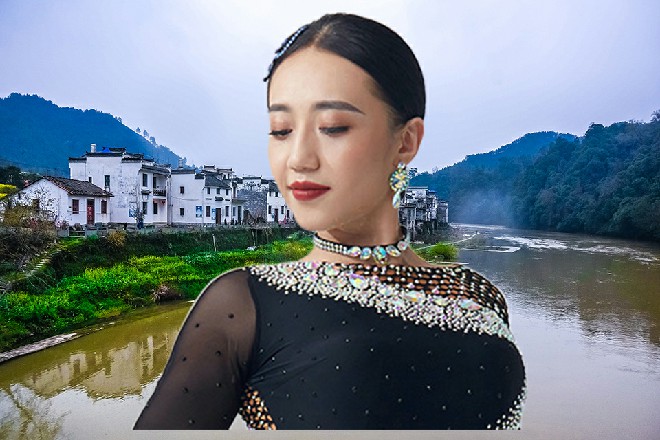 这平静的湖水忽然掀起一股大浪，一头向着南海神尼拍去