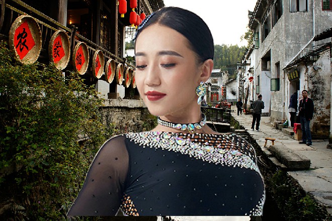 苏曼s心说打了一架还真有点口渴，结果他翻开酒水单差点喷血