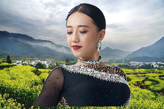 伊轩伸出手来，搭在耳朵上，似乎在等着黄师傅的答案