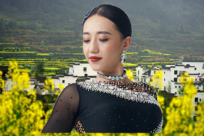 这一发火焰子弹打到了空中，朱雀皱着眉头，看着伊轩