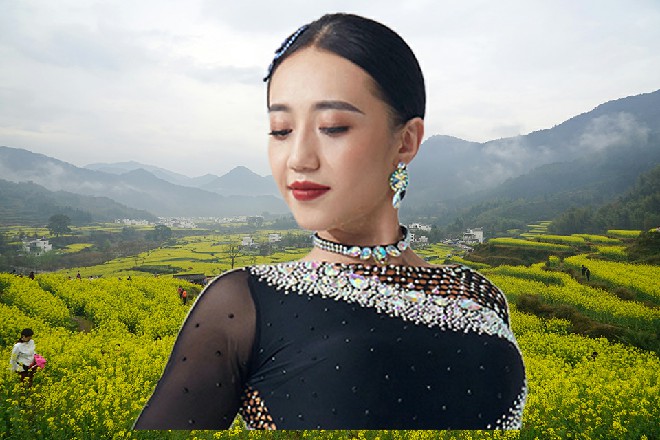 说着，王玥拿出一份文件来，上面是一个女孩子的资料