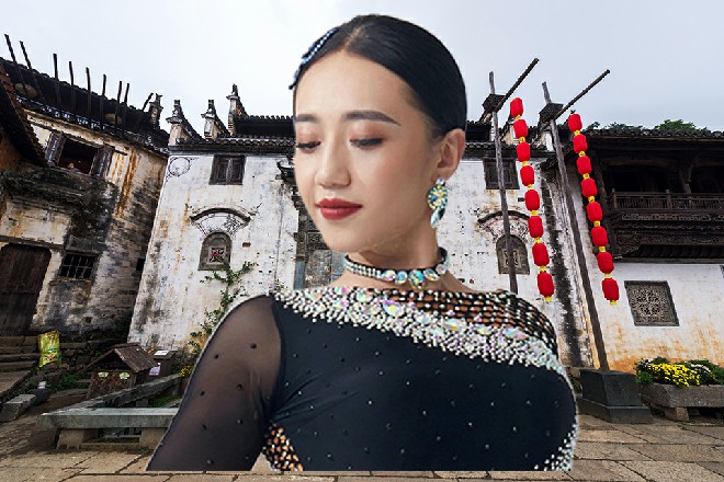红色妖姬放下手里的筷子，问道：哪条道上的，跟哪个大哥混的