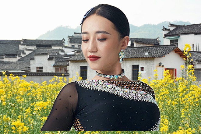 诺曦S摸了摸自己的屁股，发现没有长出尾巴，松了口气