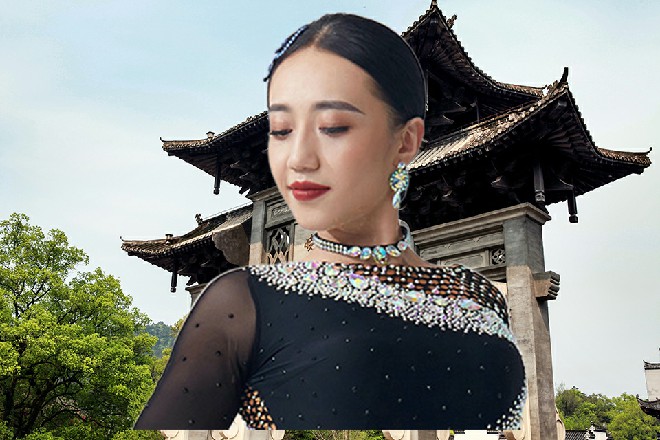 而若依的身体正慢慢消失，他只劈中了若依的残影而已