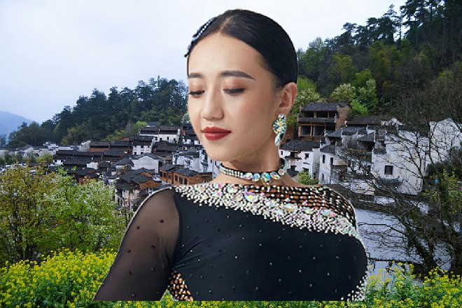 苏曼s直接甩出二百块钱，丢给房东大妈，倒是让房东大妈一愣