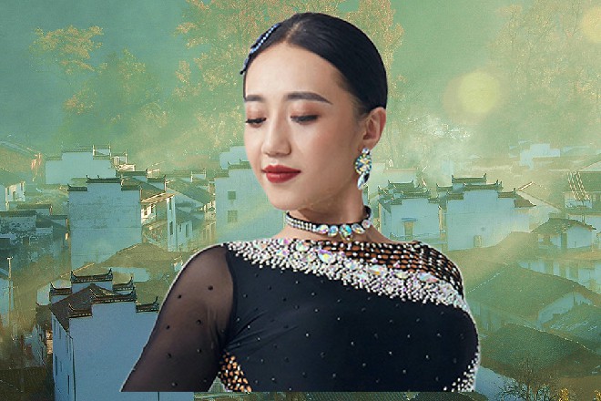 枪手的脑袋掉在了地上，鲜血喷了出来，如同人形喷泉一样