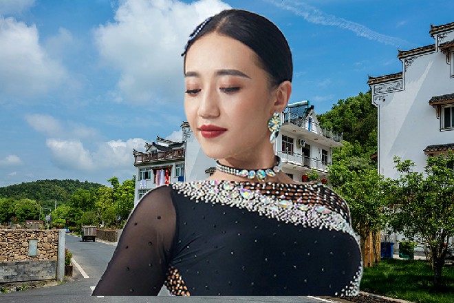 中年医生一边往表格上填写什么，一边仿佛漫不经心地问道