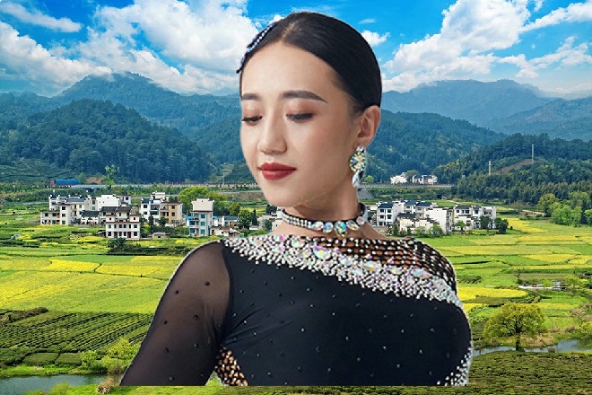玄玉大笑起来，然后一抖手，直接亮出套在手上的一排铜圈
